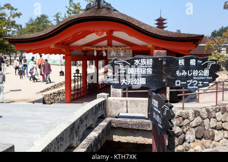 Le Japon, d'Itsukushima-CIRCA avr 2013 : plaques de destination sont sur la sortie du couloir ouest du sanctuaire d'Itsukushima. Karahafu avec pignon de toit style Banque D'Images