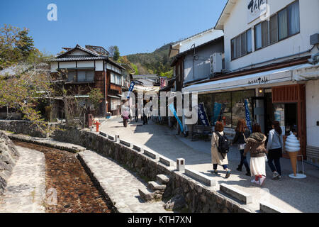 Le Japon, d'Itsukushima-CIRCA APR 2013 : La rue commerçante Omotesando est l'endroit principal pour souvenior Miyajima en boutiques et restaurants. Il est également de la nourriture Banque D'Images