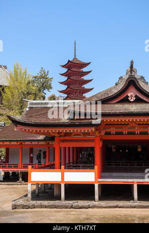 Le Japon, d'Itsukushima-CIRCA avr 2013 : vue sur Haraiden (purification) hall de Marodo de culte de l'Hirabutai pont. L'eau basse. L'avant-toit et pl Banque D'Images