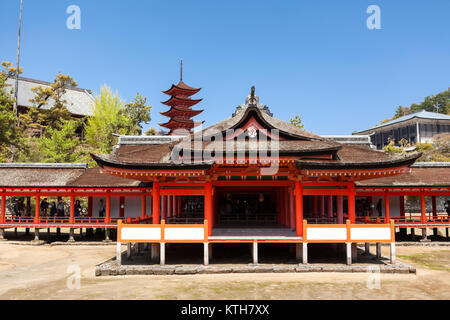 Le Japon, d'Itsukushima-CIRCA avr 2013 : vue sur Haraiden (purification) hall de Marodo de culte de l'Hirabutai pont. L'avant-toit et les bandes autour de Banque D'Images