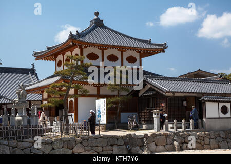 Le Japon, d'Itsukushima-CIRCA avr 2013 : beau bâtiment en bois du hall Gomado avec statue de Fudo Myoo Zazoof à l'intérieur. Il est près de Daiganji Temp bouddhiste Banque D'Images