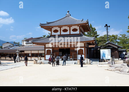 Le Japon, d'Itsukushima-CIRCA avr 2013 : Square et beau bâtiment en bois du hall Gomado avec statue de Fudo Myoo Zazoof à l'intérieur. Il est près de Daiganji Bu Banque D'Images