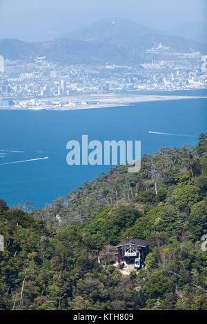 Le Japon, d'Itsukushima-CIRCA avr 2013 : arrêt de la station de téléphérique et Kayatani Shishiiwa ligne est sur l'île de Miyajima et le sommet du Mont Misen. V L'antenne Banque D'Images