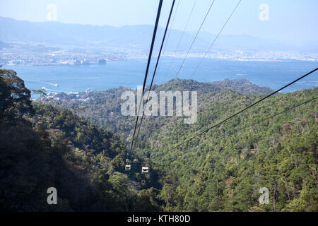 Le Japon, d'Itsukushima-CIRCA APR, 2013 : Plusieurs gondoles renouvelable ascenseur sur la ligne de Momijidani ropeway au Kayatani s'arrêtent et le sommet du Mont Misen Banque D'Images