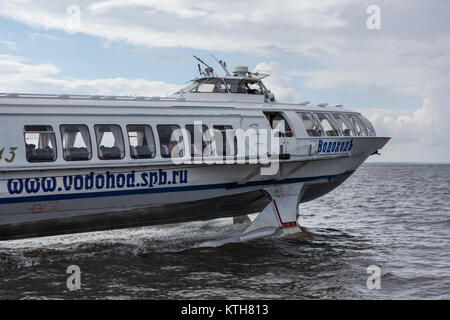 ST.Petersburg, RUSSIE - Vers juillet, 2011 : hydroglisseur-soutenu de flottaison du bateau dans le golfe de Finlande. Départs réguliers de Saint Petersbourg à Peterhof par ville Banque D'Images