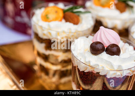 Variété de desserts italiens panacota dans verre Banque D'Images