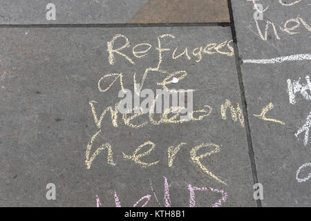 "Les réfugiés sont les bienvenus ici" s'est écrit sur la chaussée par un enfant manifestant pour protester contre le racisme des Nations Unies sur l'antiracisme à Londres, Royaume-Uni. Banque D'Images