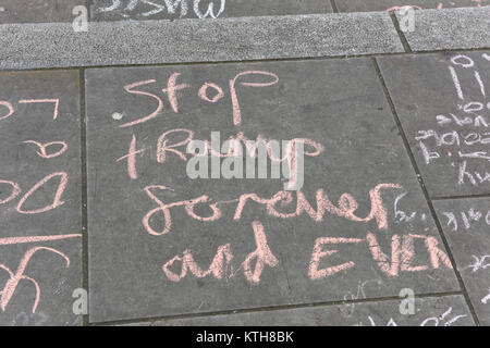 Anti-Trump et anti-racisme messages ont été écrits sur le trottoir par des enfants pour protester contre le racisme des Nations Unies sur la Journée internationale contre le racisme à Londres, au Royaume-Uni. Banque D'Images