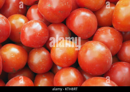 Gros tas de tomates rouges, design lumineux contexte éco-friendly de la nourriture. Banque D'Images