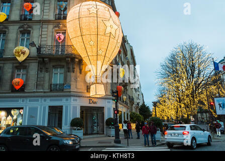 Paris, France, scènes de rue, boutiques de luxe, Shopping de Noël, Dior Fashion Shop Front, Lights, dior (30 avenue montaigne) Banque D'Images