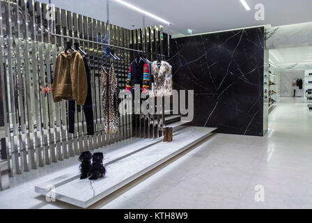 Paris, France, Avenue Montaigne, boutiques de luxe, Yves Saint Laurent magasin de mode, haute couture intérieur commercial moderne vue personne Banque D'Images