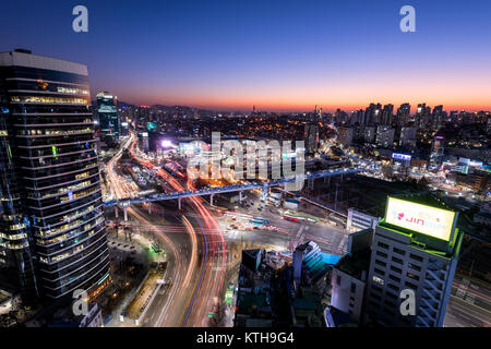 Vue de la nuit de Séoul skyline et Seoullo 7017 sky park. Banque D'Images
