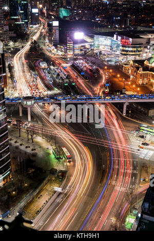 Vue de la nuit de Séoul 7017 Seoullo skypark et trafic. Banque D'Images