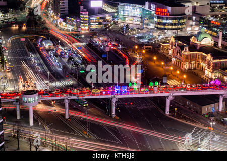 Vue de nuit Seoullo 7017 skypark et Seoul station. Banque D'Images