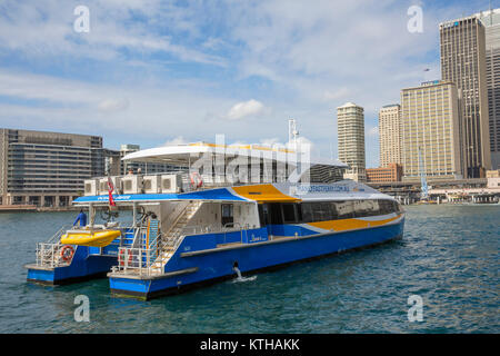 Manly Ferry circule rapidement de Manly à Circular Quay dans le quartier des affaires de Sydney, en Nouvelle-Galles du Sud, en Australie Banque D'Images