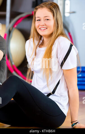 Close-up of smiling portrait d'une femme au repos au centre de remise en forme Banque D'Images