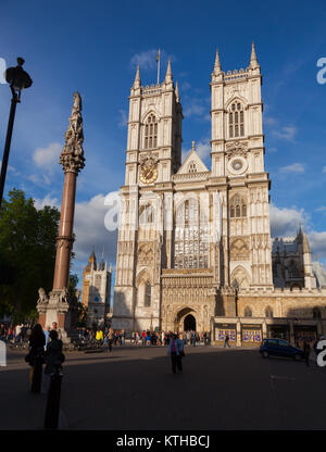 Londres, Royaume-Uni - 16 juin 2013 : Visiteurs à façade occidentale de l'abbaye de Westminster Westminster près de la colonne, City of westminster, zone centrale de plus grande Banque D'Images