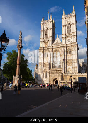 Londres, Royaume-Uni - 16 juin 2013 : Visiteurs à façade occidentale de l'abbaye de Westminster Westminster près de la colonne, City of westminster, zone centrale de plus grande Banque D'Images