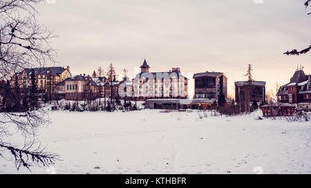 Hôtels en Strbske Pleso, Hautes Tatras, République Slovaque. Scène au coucher du soleil. Maison de vacances d'hiver. Destination de voyage. Filtre photo rouge. Banque D'Images