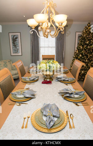 Une salle à manger avec table, décorée pour les vacances de Noël Banque D'Images