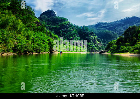 Formations rocheuses bordant le neuf bend river ou à 56 Dongpo Wuyishan ou Le Mont Wuyi Wuyi dans la zone panoramique de la Chine dans la province du Fujian Banque D'Images