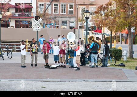 College jazz band se réunit par la musique venant en bateau de croisière, la Nouvelle Orléans, l'état de Louisiane, aux États-Unis, en Amérique du Nord, Banque D'Images