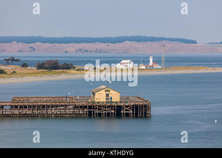 La lumière Point Wilson à Fort Worden State Park dans le port de Victoria et de la communauté artistique de Port Townsend sur la péninsule Olympique à Washington, U Banque D'Images