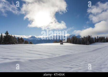 Paysage des montagnes de neige et de ciel bleu dans le sud Tyrol Italie saison hiver Banque D'Images