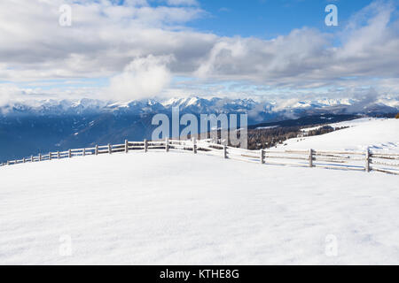 Paysage des montagnes de neige et de ciel bleu dans le sud Tyrol Italie saison hiver Banque D'Images