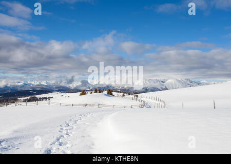 Paysage des montagnes de neige et de ciel bleu dans le sud Tyrol Italie saison hiver Banque D'Images