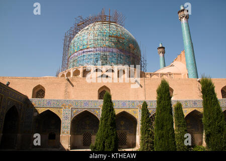 Belle décoration à l'intérieur de la Mosquée Shah ou Imam (EMAM) mosquée Naqsh-Jahan sur place dans le centre d'Isfahan en Iran Banque D'Images