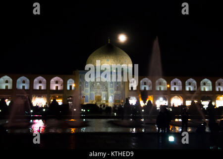 Le Sheikh Lotfallah mosquée à l'Naqsh-e Jahan, dans le centre d'Isfahan en Iran par nuit Banque D'Images