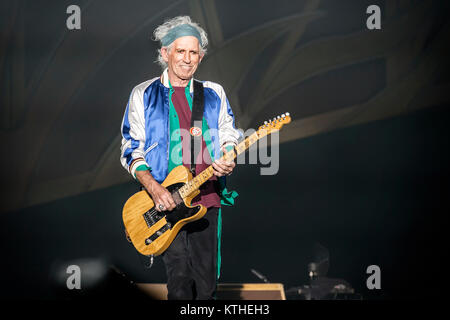 Les Rolling Stones, le légendaire groupe de rock anglais, effectue un concert live à Telenor Arena d'Oslo. Ici musicien Keith Richards à la guitare est vu sur scène. La Norvège, 26.05.2014. Banque D'Images