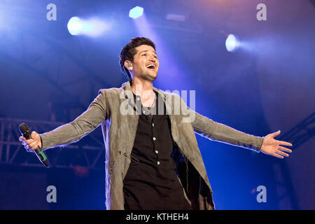 Le groupe de rock irlandais Le script effectue un concert live au festival de musique norvégienne Hovefestivalen 2013. Ici chanteur et musicien Danny O'Donoghue est vu sur scène. La Norvège, 03/07 2013. Banque D'Images