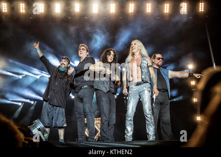 Le groupe de rock Twisted Sister effectue un concert live au Sweden Rock Festival 2016. Ici le chanteur Dee Snider est vu sur scène avec le reste de la bande. La Suède, 10/06 2016. Banque D'Images