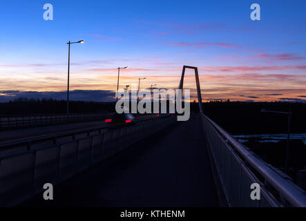 Sur le trottoir du pont, tard en soirée allumé et une partie du trafic vers la gauche. Banque D'Images