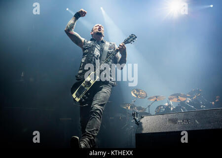 Le groupe de hard-rock danois Volbeat effectue un concert live à Oslo Spektrum. Ici le chanteur et guitariste Michael Poulsen est vu sur scène. La Norvège, 26/10 2016. Banque D'Images