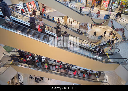 Une vue de dessus à la Queens Center shopping mall à Elmhurst, Queens, New York City quelques jours avant Noël. Banque D'Images