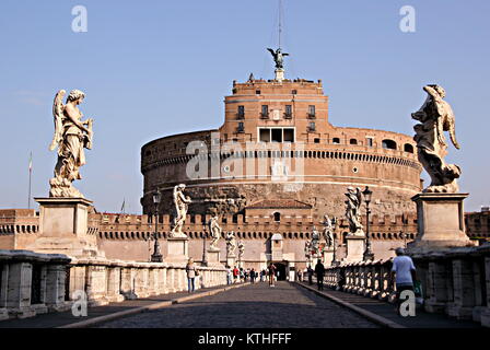 Castel Sant'Angelo (Château du Saint Ange) vue du Ponte Sant'Angelo (Pont d'Hadrien), Rome Banque D'Images