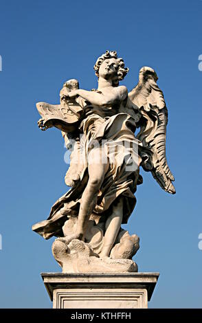 Close up de l'Ange avec l'inscription indiquant, par Giulio Cartari, un des anges de Ponte Sant'Angelo. C'est inscription est Regnavit a ligno Deus. Banque D'Images