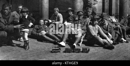 Soldat néo-zélandais avec jeune garçon sur de troupes allant à la Première Guerre mondiale Banque D'Images