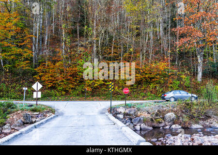Route de l'autoroute à l'automne feuillage orange avec les feuilles des arbres, voiture garée au Cranberry Désert, Virginie de l'Ouest par l'entrée du terrain de camping, pont Banque D'Images