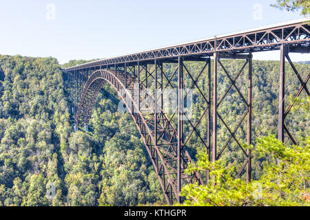 Négliger de Virginie de l'ouest des montagnes verdoyantes au printemps, été ou automne automne à New River Gorge Bridge avec libre de structure métallique Banque D'Images