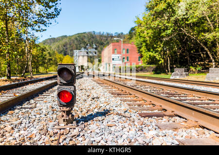 Le feu rouge pour le train avec des voies de chemin de fer en fer métallique Thurmond, West Virginia avec personne dans la ville fantôme abandonnée Banque D'Images