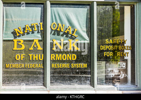 Thurmond, USA - 19 octobre 2017 : fermeture du bâtiment abandonné retro vintage avec la Banque Nationale signe en Virginie-occidentale ghost town village libre Banque D'Images