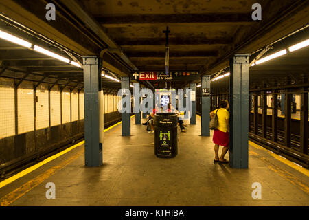 En attente du train à la gare 14 Street Station de New York, Etats-Unis Banque D'Images