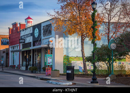 Rue principale de Frisco, Texas. Frisco est une ville de Collin et dans les comtés de Denton au Texas, dans le Dallas-Fort Worth Metroplex. Banque D'Images