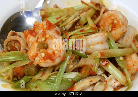 Motion de petites crevettes frites épicées avec légumes sur table à l'intérieur restaurant chinois Banque D'Images