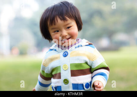 Un heureux petit fille asiatique dans le parc en plein air Banque D'Images