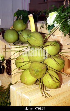 Noix de coco et une grappe de fruits pomelo vert sur les étagères en bois. Banque D'Images